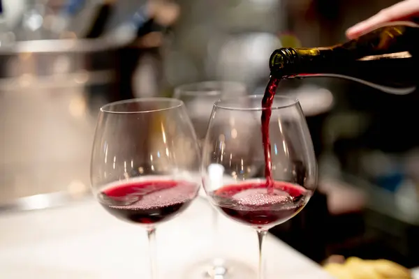 Verter Vino Tinto Restaurante Lujo Lujosos Ajustes Tabel Luz Elegante Fotos De Stock Sin Royalties Gratis