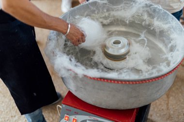 Sosyal etkinlikte çocuklara pamuk helva, pamuk helva ve diş ipi satılıyor. Makinedeki şekerden yapılmış..