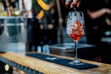 Parti ve düğünler gibi sosyal etkinliklerde kokteyl ve şarap. Barmen ve garson servis ediyor. İyi akşamlar. # Kapalı ve açık hava ışıkları #.