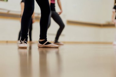 Doğal ışık ve gölgeli bir stüdyoda dans eden balerin..