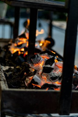 Mangal ızgarası yakmak, açık havada et ve balık yemeği hazırlamak için akşam mavi ışıkta ateş yakmak. 2024 içerik.