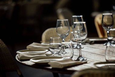 Lüks masa ayarları, güzel yemekler ve cam eşyalar. Bayram sezonu için hazırlık. Chrismass. Teşekkürler..