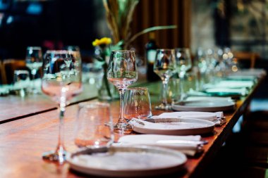 Lüks masa ayarları, güzel yemekler ve cam eşyalar. Bayram sezonu için hazırlık. Chrismass. Teşekkürler..