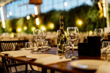 Lüks masa ayarları, güzel yemekler ve cam eşyalar. Bayram sezonu için hazırlık. Chrismass. Teşekkürler..