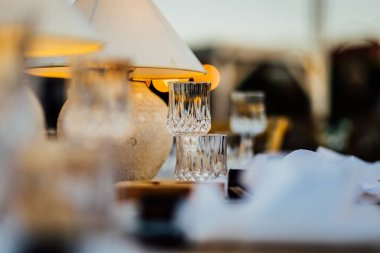 Lüks masa ayarları, güzel yemekler ve cam eşyalar. Bayram sezonu için hazırlık. Chrismass. Teşekkürler..