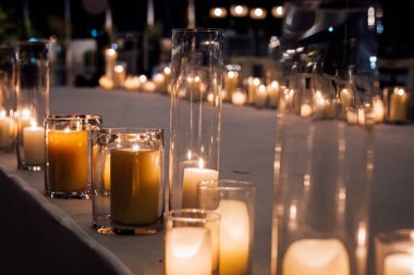 mum tasarımı sahne ve masa konser seremonisi için ya da bir sürü mumla düğün lüksüne sahip.