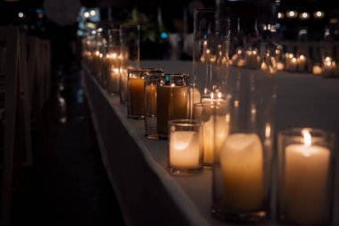 mum tasarımı sahne ve masa konser seremonisi için ya da bir sürü mumla düğün lüksüne sahip.