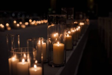 mum tasarımı sahne ve masa konser seremonisi için ya da bir sürü mumla düğün lüksüne sahip.