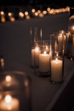 mum tasarımı sahne ve masa konser seremonisi için ya da bir sürü mumla düğün lüksüne sahip.