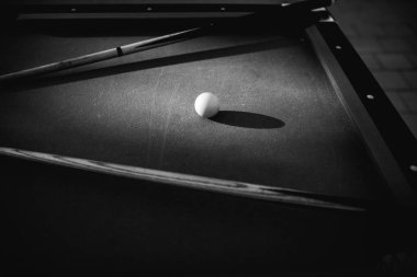 Bir bilardo masası, dağınık bilardo topları, bir ıstaka sopası, ve aksesuarlar dinamik bir oyun sahnesinde çekildi. Ekipmanlara yönelik ayrıntılı odak noktası, bilardonun hem spor hem de boş zaman aktivitesi olarak zamansız cazibesini vurguluyor.