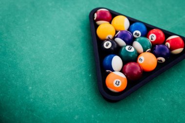 Bir bilardo masası, dağınık bilardo topları, bir ıstaka sopası, ve aksesuarlar dinamik bir oyun sahnesinde çekildi. Ekipmanlara yönelik ayrıntılı odak noktası, bilardonun hem spor hem de boş zaman aktivitesi olarak zamansız cazibesini vurguluyor.