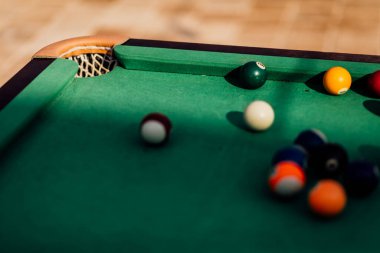 Bir bilardo masası, dağınık bilardo topları, bir ıstaka sopası, ve aksesuarlar dinamik bir oyun sahnesinde çekildi. Ekipmanlara yönelik ayrıntılı odak noktası, bilardonun hem spor hem de boş zaman aktivitesi olarak zamansız cazibesini vurguluyor.