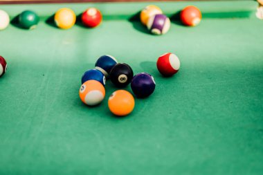 Bir bilardo masası, dağınık bilardo topları, bir ıstaka sopası, ve aksesuarlar dinamik bir oyun sahnesinde çekildi. Ekipmanlara yönelik ayrıntılı odak noktası, bilardonun hem spor hem de boş zaman aktivitesi olarak zamansız cazibesini vurguluyor.