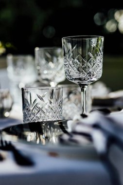 Lüks restoranda kırmızı şarap ve lüks tabel seti. Zarif ışık ve yemekler..