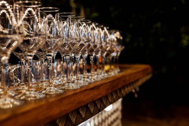 Lüks restoranda kırmızı şarap ve lüks tabel seti. Zarif ışık ve yemekler..