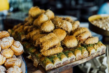 Düğün ve etkinliklerden gelen zarif yemek fotoğrafçılığı ızgara et, balık, sebze ve canlı yemekler.