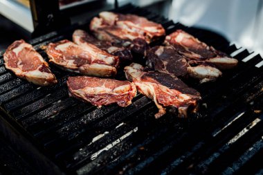 Düğün ve etkinliklerden gelen zarif yemek fotoğrafçılığı ızgara et, balık, sebze ve canlı yemekler.