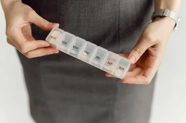 Mãos Menina Seguram Uma Caixa Com Pílulas Por Dia Para — Fotografia de Stock