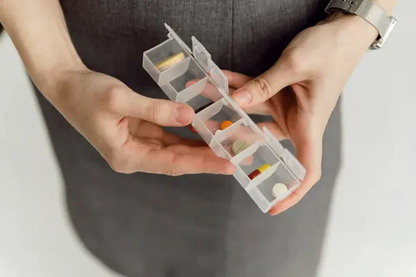 Mãos Menina Seguram Uma Caixa Com Pílulas Por Dia Para — Fotografia de Stock