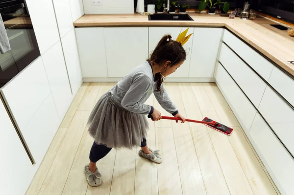 Pequena Filha Recolhe Cozinha Menina Lava Chão Cozinha Ajudante Casa — Fotografia de Stock