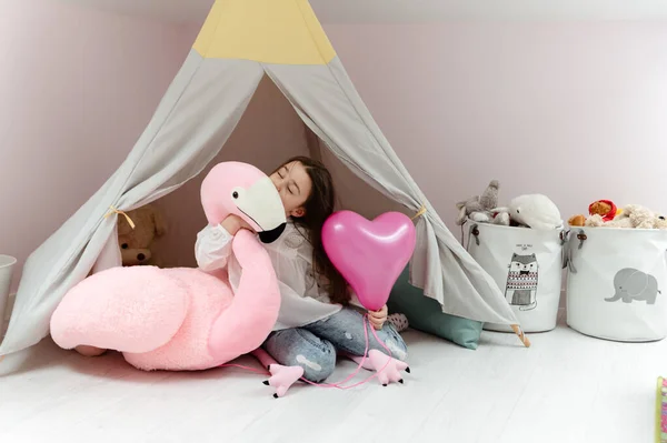 Ein Teenager Mädchen Spielt Ihrem Zimmer Mit Einem Sanften Rosa — Stockfoto