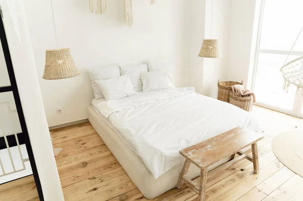 大きなベッドと白いベッドがある美しい明るい部屋 エコスタイルのインテリア 木製の床 美しい装飾 ストック画像