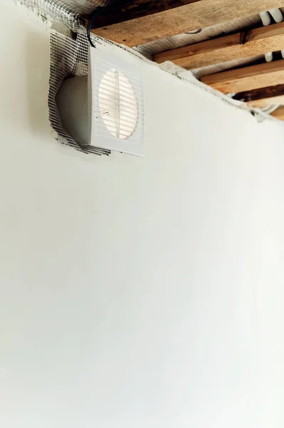 Grelha Ventilação Doméstica Ventilação Forçada Parede Sob Teto — Fotografia de Stock