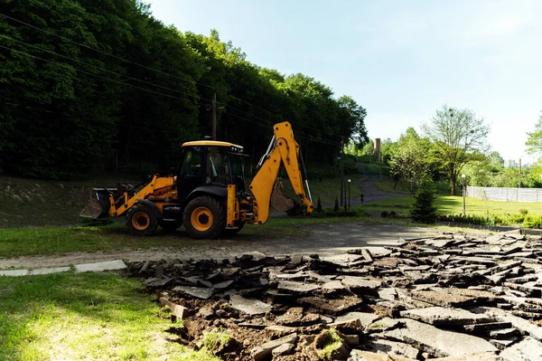 Excavadora Amarilla Excava Asfalto Con Cubo Tractor Excavadora Desmonta Asfalto Imagen De Stock