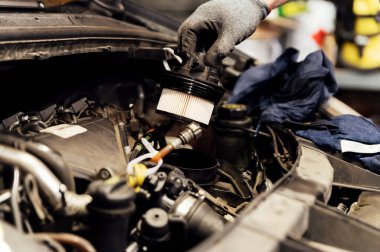 Bir otomobil tamircisi yeni yakıt filtresini modern bir dizel motorla değiştirir. Araba servisi ya da önleyici bakım. makine bakımı