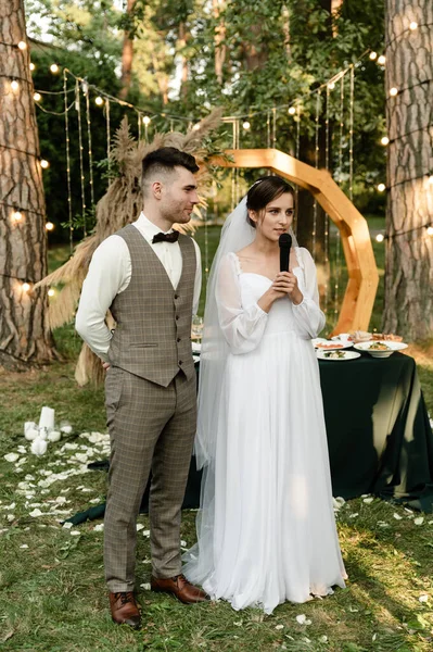 Glückliche Braut Umarmt Bräutigam Und Schaut Gratulierende Eltern Festliche Zeremonie — Stockfoto