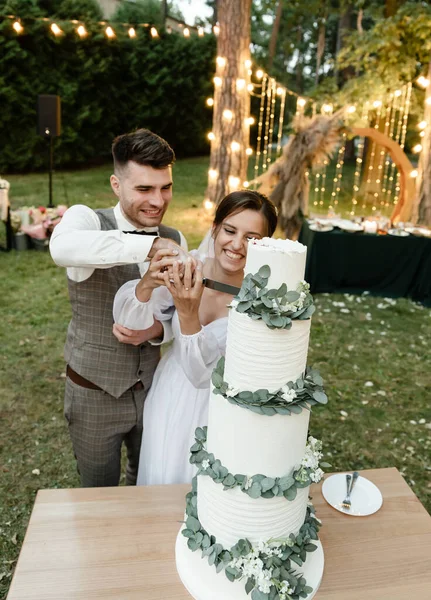 Счастливая Невеста Муж Жених Разрезали Свадебный Торт Улице Свадебный Банкет — стоковое фото