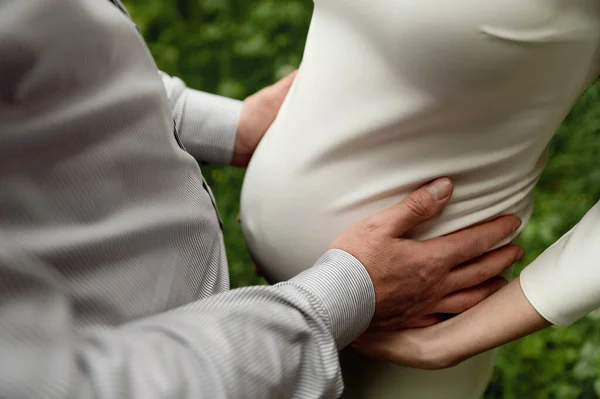 Primer Plano Del Vientre Una Mujer Embarazada Las Manos Del — Foto de Stock