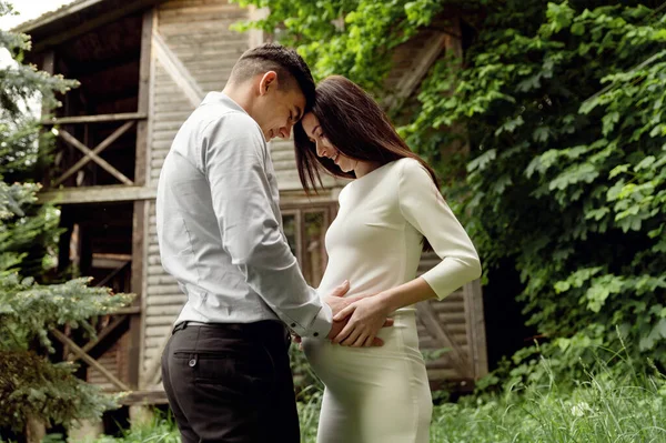 妊娠中の女性の腹のクローズアップ 夫の手は妊婦の腹に触れる 美しい妊娠 — ストック写真
