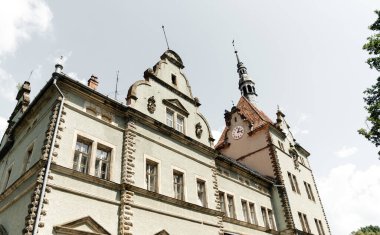 Ukrayna 'nın güzel kalesi. 19. yüzyılın Avrupa sarayı. kale çatısı