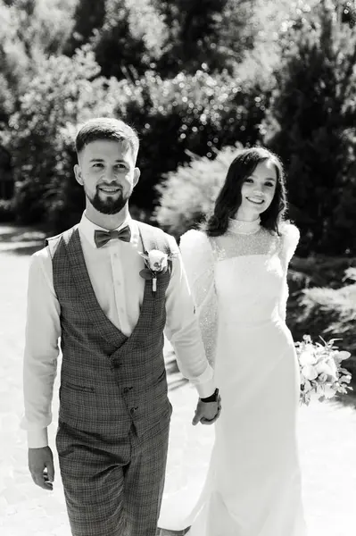Brudgummen Med Skägg Väst Går Med Bruden Bröllopspromenad För Nygifta — Stockfoto