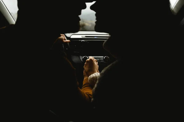 Szeretők Sziluettje Kocsiban Egy Pár Autóval Utazik Közeli Kép Arcokról — Stock Fotó