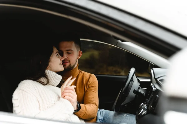 Arabadayken Kucaklaşan Sevimli Bir Çift Aşıkların Araba Yolculuğu Sonbahar Sezonu — Stok fotoğraf