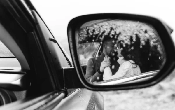 Casal Apaixonado Abraçando Mãos Dadas Enquanto Sentado Carro Viagem Outono — Fotografia de Stock