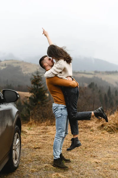 Couple Autumn Time Having Fun Traveling Man Holds Girlfriend His — Stock Photo, Image