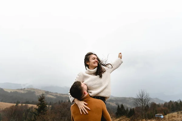 Amanti Maglioni Caldi Autunno Abbracciare Delicatamente Durante Viaggio Avventura Uomo — Foto Stock