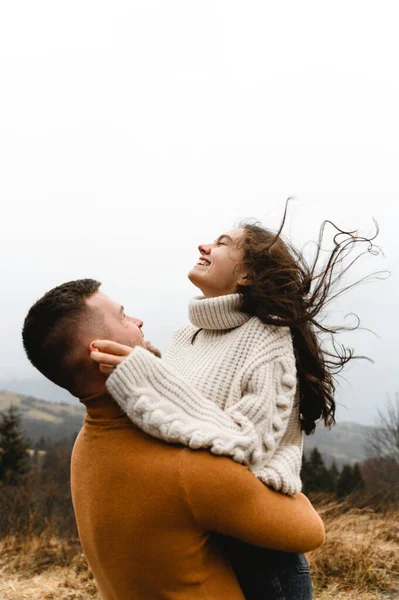 Amantes Suéteres Cálidos Otoño Abrazar Suavemente Mientras Viaja Aventura Hombre — Foto de Stock