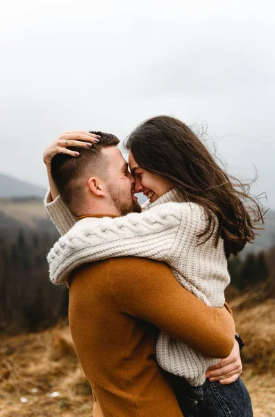 楽しい旅行をしている秋の時間にカップル 男は腕の中にガールフレンドを抱えてる 地上で幸せなカップル カップル秋休み ロイヤリティフリーのストック画像