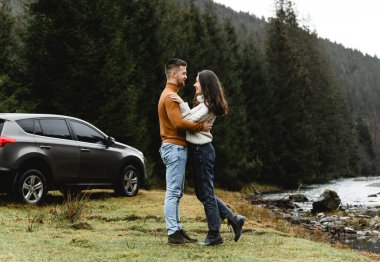 Sonbahar sezonunda çiftler açık havada. Aşıklar nehir ve ormanın yakınlarındaki dağlık bir alanda yürüyorlar. Seyahat sırasında aşıkların eğlencesi