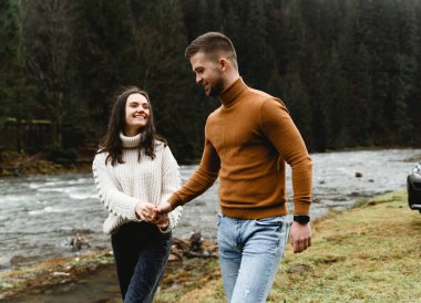 Sonbaharda bir çift seyahat ederken eğleniyor. Bir adam kız arkadaşını kollarında tutuyor. Yüksek bir yerde mutlu bir çift. çiftler sonbahar tatili