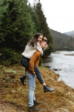 Sonbahar sezonunda çiftler açık havada. Aşıklar nehir ve ormanın yakınlarındaki dağlık bir alanda yürüyorlar. Seyahat sırasında aşıkların eğlencesi