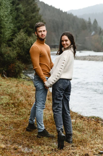 Sonbahar Sezonunda Çiftler Açık Havada Aşıklar Nehir Ormanın Yakınlarındaki Dağlık — Stok fotoğraf