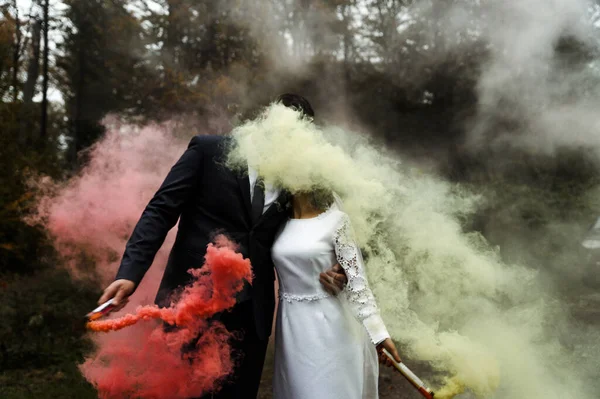 Uzun Boylu Damat Kısa Boylu Gelin Sonbaharda Yeni Evlilerin Düğün — Stok fotoğraf