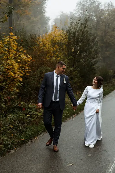 Noivo Alto Noiva Curta Dia Casamento Recém Casados Outono Abraçar — Fotografia de Stock