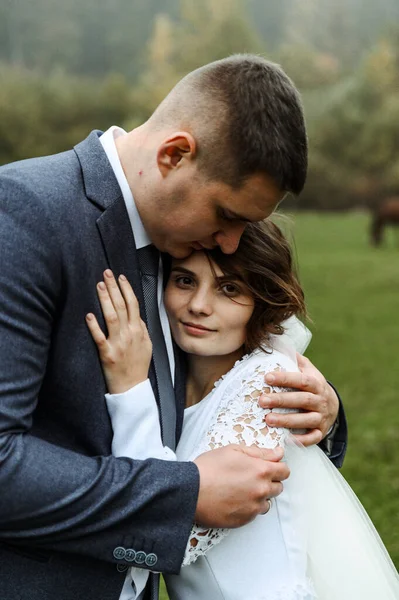 Fiatal Házaspár Szabadban Őszi Szezonban Őszi Esküvő Magasságkülönbség Vőlegény Magához — Stock Fotó