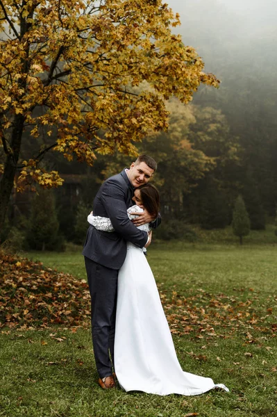 Ψηλή Νύφη Και Γαμπρός Αγκαλιάζονται Φόντο Την Φθινοπωρινή Φύση Βόλτα — Φωτογραφία Αρχείου